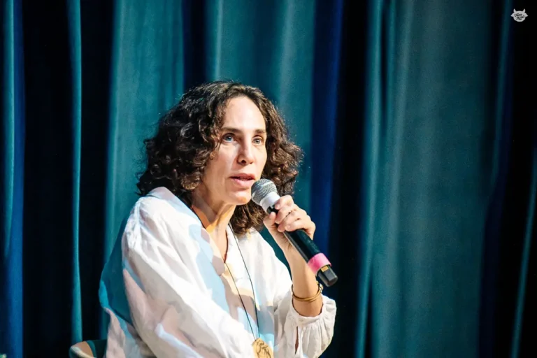 "Vai pra rua, se joga no real": Maria Homem provoca juventude no FestJuv a viver para além das telas