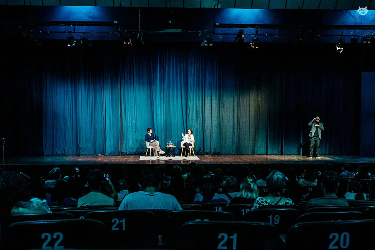 "Vai pra rua, se joga no real": Maria Homem provoca juventude no FestJuv a viver para além das telas