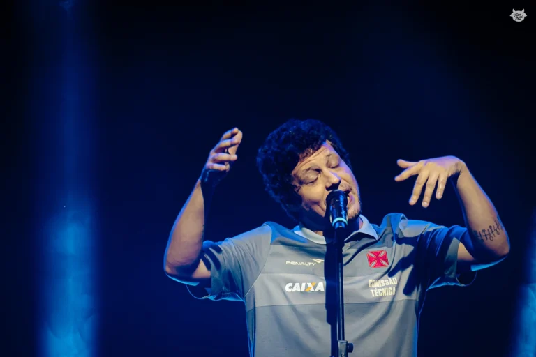 Chico Chico encerra FestJuv com poesia, entrega e um convite ao encontro