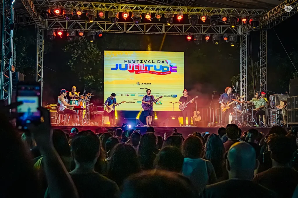 Chico Chico encerra FestJuv com poesia, entrega e um convite ao encontro