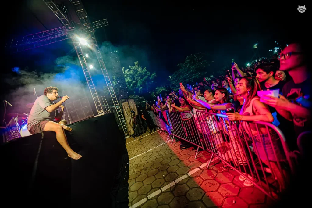 Chico Chico encerra FestJuv com poesia, entrega e um convite ao encontro