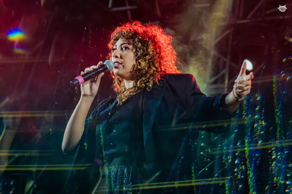 Antes de Chico, quem ocupou o palco foi Karla Coronel, com uma apresentação potente e sensível